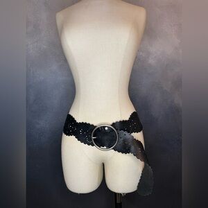 Vintage Y2K Black Scalloped Leather Belt with Silver Ring Buckle (Size Large)